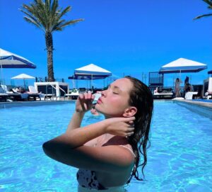 Zoe Colletti Instagram - lizard in the sun 🌞