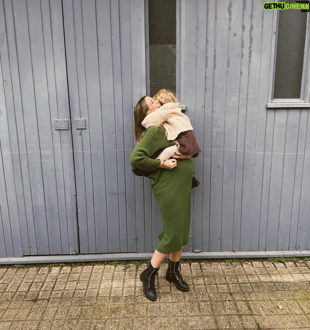Zoe Sugg Instagram - 37 weeks! I’ve not been very active on socials recently as I’m trying to be as present as possible with Ottie during these last few weeks of it just being her ♥️ (and also just nesting, nesting, nesting) loved these photos that Alf took the other day though so wanted to share with a little update! Feeling equally ready to meet this little girl, but also could really do with another few months 😂 p.s. the last one giving a bit of reality taking photos with a toddler haha
