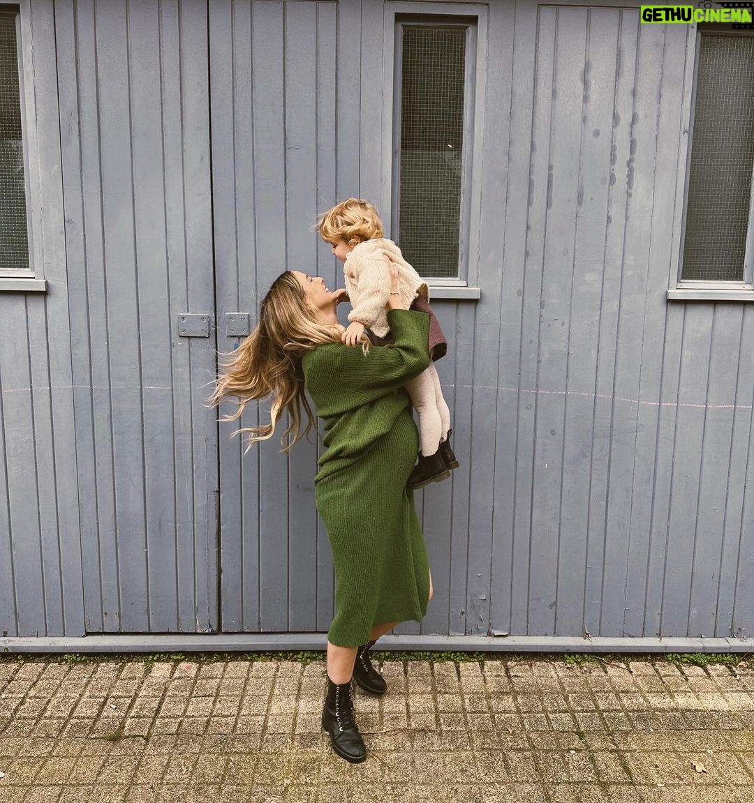 Zoe Sugg Instagram - 37 weeks! I’ve not been very active on socials recently as I’m trying to be as present as possible with Ottie during these last few weeks of it just being her ♥️ (and also just nesting, nesting, nesting) loved these photos that Alf took the other day though so wanted to share with a little update! Feeling equally ready to meet this little girl, but also could really do with another few months 😂 p.s. the last one giving a bit of reality taking photos with a toddler haha