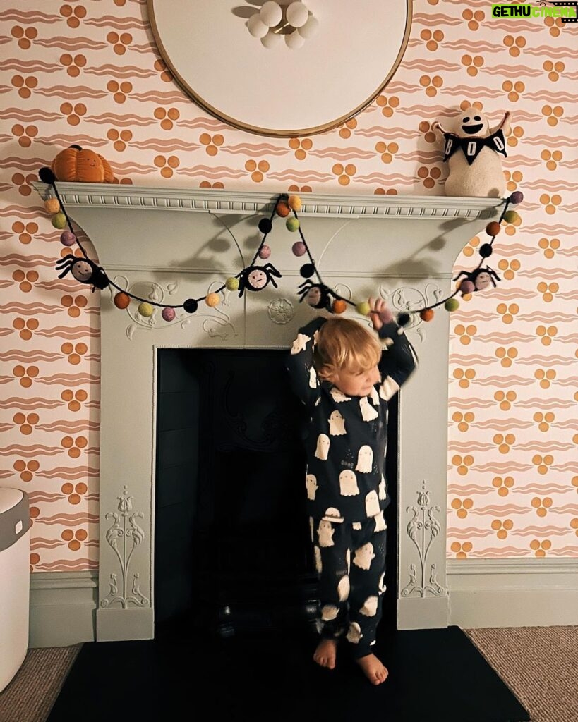 Zoe Sugg Instagram - Autumn so far 🍂 I am well and truly in hibernation/nesting mode as I move into week 33 of pregnancy! We’re really leaving no cupboard unopened at this point. I’m not even sure we were this thorough when we had Ottie! 🤣 With the weather being a bit more chilly & wet I’d love to know your go-to toddler activities for inside! We’ve done some pumpkin painting, Halloween card making (posted these in my parent & toddler broadcast channel so feel free to follow that if you want to see more) but always looking for new and fun things to keep her entertained so feel free to share in the comments! 🍂 1. Nothing like being reminded how quickly time passes than taking Ottie to @tulleyspyopumpkins for the third year 🎃 2. Running around having the best time! 3. When I tell you that squat was not easy to stand back up from at 31 weeks pregnant 😂 4. Favourite girl! 5. So many pumpkins 6. My favourite little squashes! 7. Scooter walks 8. Picking conkers 🍁 9. Loves Halloween as much as her Mummy 🕸️