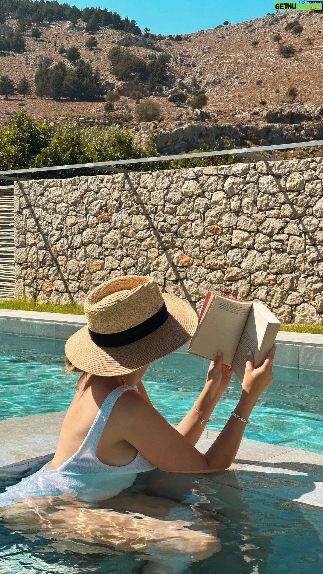 Zoe Sugg Instagram - POV: you’re on holiday with your Virgo fiancée who can’t sit still 🤣