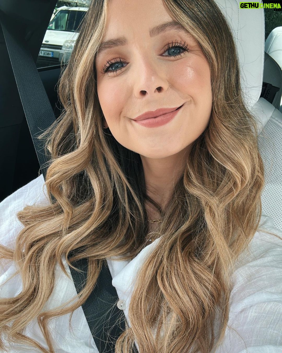 Zoe Sugg Instagram - Haven’t done a round up in a while so here are some of my favourite moments from the last couple of weeks ✨ 1. Ottie is in her “up” era on walks, which is fun 😅 2. Uncle @joe_sugg being highly entertaining 3. We went on a date night to see Barbie & I bloomin loved it! 4. Cute cinema vibes 5. Car selfie to get more @pret applejito cooler 🤓 6. Favourite breakfast at the moment/always. Just enjoying being able to eat normal food again tbh 7. Bedtime books 🥰 8. Meal at @theflinthouse with the best non-alcoholic cocktails EVER! 9. Rainy walks ☔️ 10. Polly Pocket playtime!