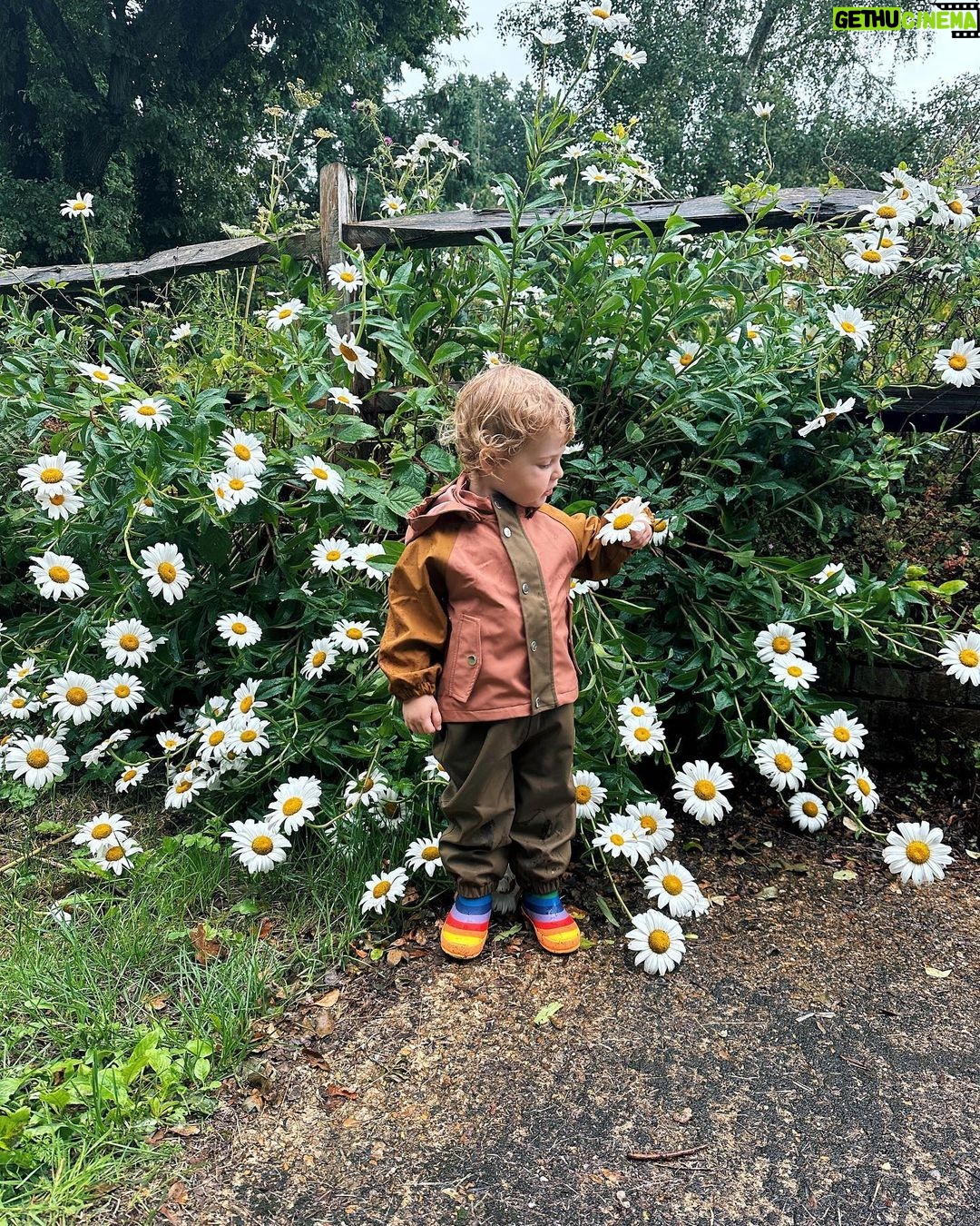 Zoe Sugg Instagram - Haven’t done a round up in a while so here are some of my favourite moments from the last couple of weeks ✨ 1. Ottie is in her “up” era on walks, which is fun 😅 2. Uncle @joe_sugg being highly entertaining 3. We went on a date night to see Barbie & I bloomin loved it! 4. Cute cinema vibes 5. Car selfie to get more @pret applejito cooler 🤓 6. Favourite breakfast at the moment/always. Just enjoying being able to eat normal food again tbh 7. Bedtime books 🥰 8. Meal at @theflinthouse with the best non-alcoholic cocktails EVER! 9. Rainy walks ☔️ 10. Polly Pocket playtime!