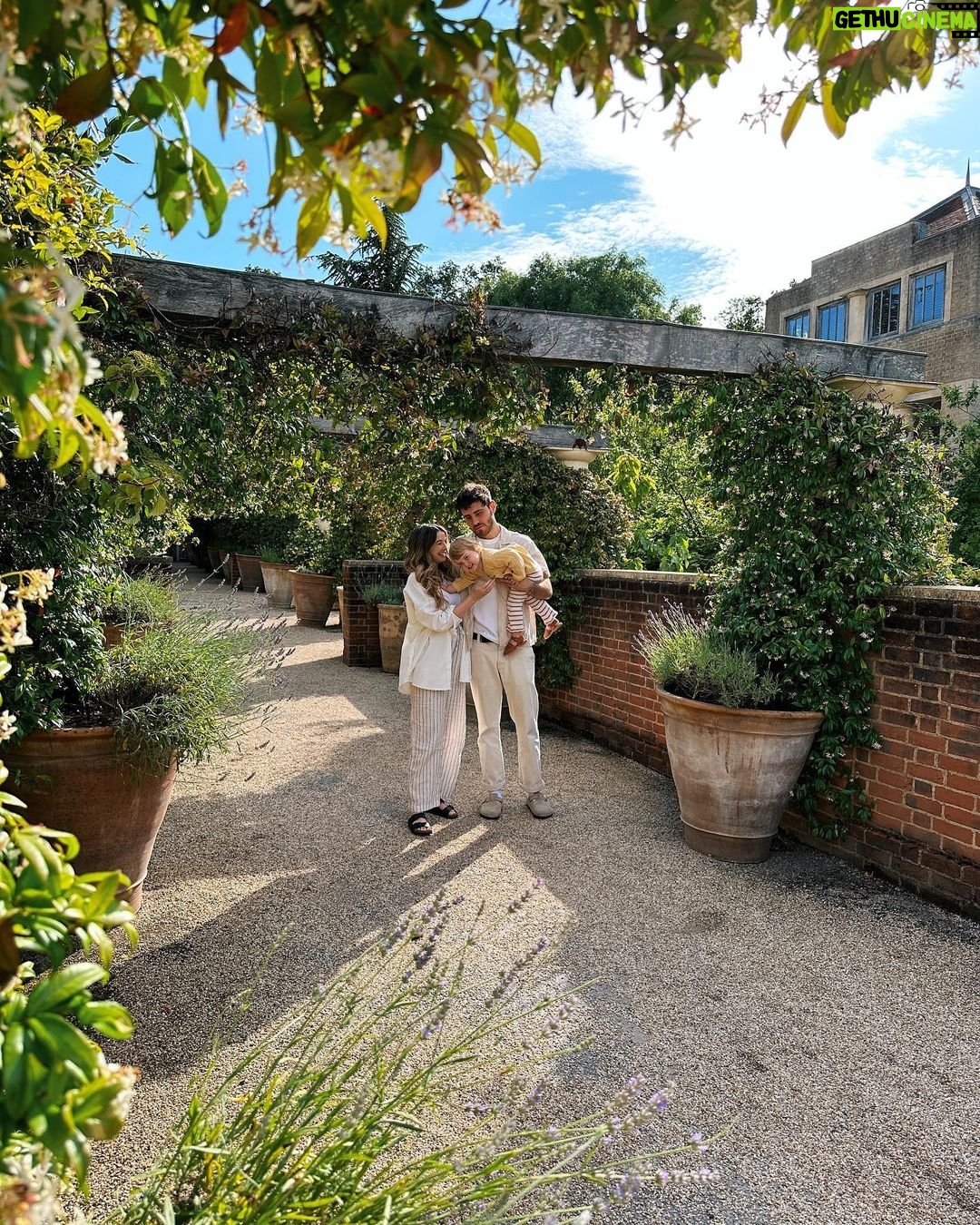 Zoe Sugg Instagram - A lovely few days away in the New Forest with the fam 💕