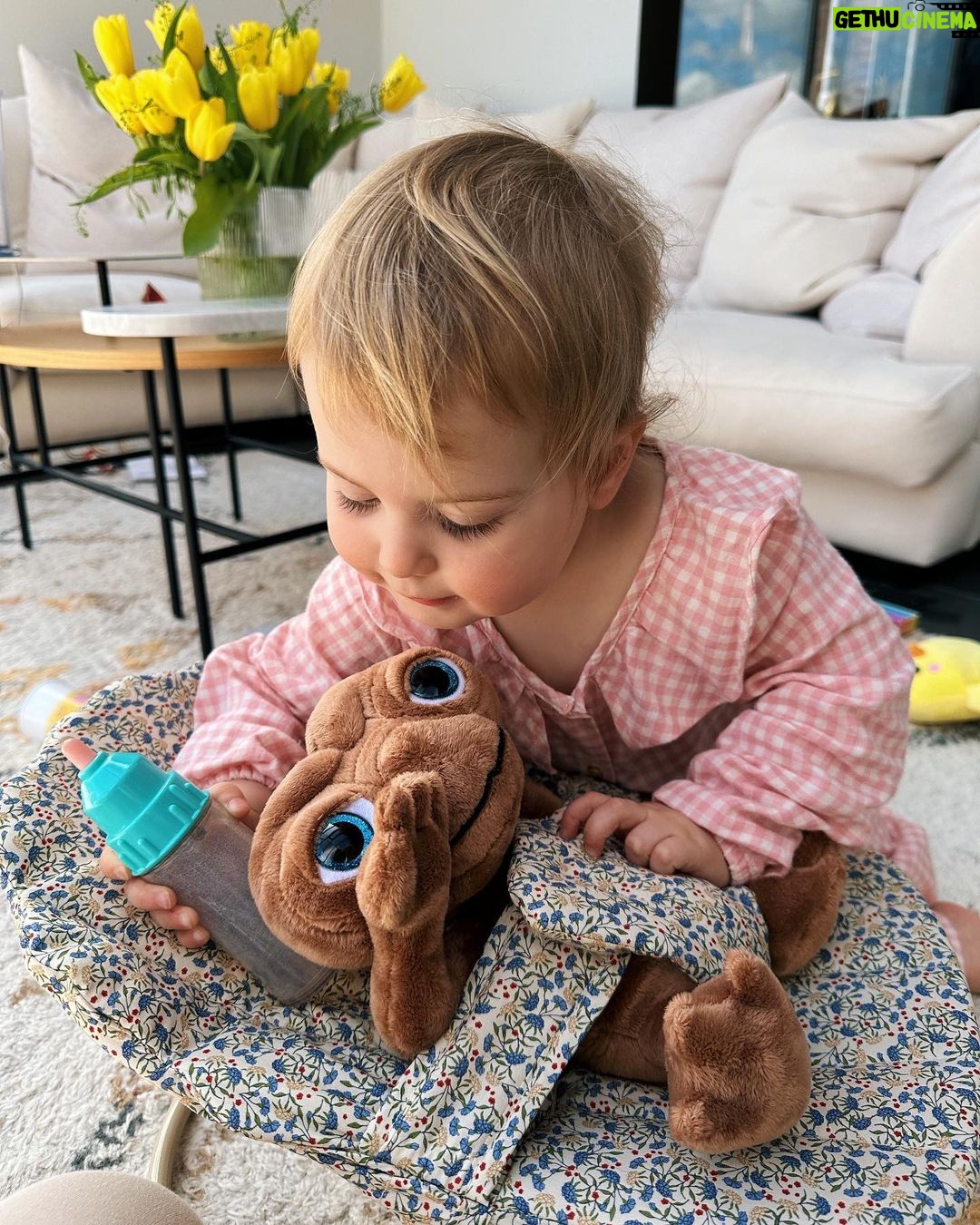 Zoe Sugg Instagram - Week 16 of the year! (How have we already done 16 weeks of 2023 😱) 1. New hair day featuring Otties current favourite toys that go everywhere with her. Firmly in her peppa pig era. 2. Can’t tell you how much joy it brings me to visit Mums and sit and do puzzles at the kitchen table whilst having a catch up ✨ puzzles are underrated. 3. Muddy walks 4. Splashing in all the puddles! Cream outfits was a bad idea… 5. Double rainbow 🌈🌈 6. Still thinking about these spicy beans from @flourpotbakery with Pops 7. Her new baby was my childhood nightmare but she is very fond of E.T 🥴 8. Little trip to @leonardsleegardens - spot the Ottie! 9. Family 🥰 10. Sitting down to admire the scenery! Such a beaut place! Hope you’ve had a lovely week! What are some of the things you got up to?