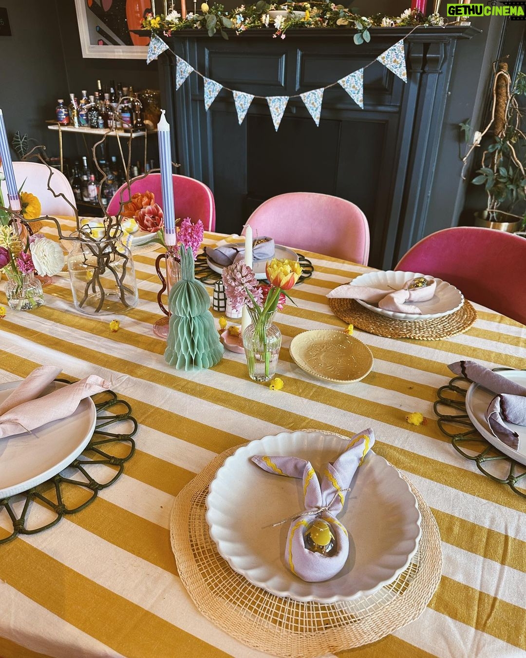 Zoe Sugg Instagram - A little run down of yesterday because I got some very cute snaps 🐰 We had all the family round and did a roast & epic egg hunt (you can watch my new YouTube video to see the prep) Just had one of those afternoons where I felt so lucky & grateful to have such amazing family (especially for Ottie, she’s always in her absolute element having everyone around her & seeing her little face light up all day just made me want to cry with happiness) 1. Obviously spent most of our time in the garden, Otties favourite place to be! 2. The table! 3. Genuinely think spring flowers are my favourite 4. My favourite moment all day was turning around to see Ottie surrounded by all her aunties and uncles who she NEVER stops talking about when they’re not here & loves so much! One day she will realise just how lucky she is to have them all ♥️ 5. Dinner! (No, that’s not my fork… haha) 6. Reading her Easter Peppa Pig book with Auntie Pops 7. All the desserts courtesy of @amandadeyes @traceysugg & @diannebuswell - we’ve got a salted caramel cheese cake, a banana & hot cross bun sticky toffee cake & an Easter bunny cake!! 8. Obsessed with Nanny’s glasses! 9. The eggs for the hunt! 10. Ottie doing her egg hunt! 🥲