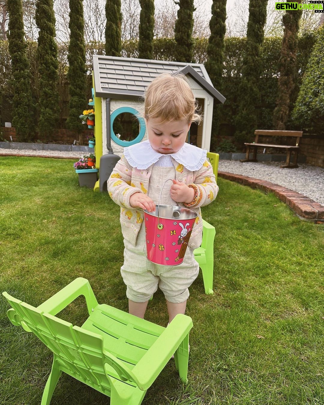 Zoe Sugg Instagram - A little run down of yesterday because I got some very cute snaps 🐰 We had all the family round and did a roast & epic egg hunt (you can watch my new YouTube video to see the prep) Just had one of those afternoons where I felt so lucky & grateful to have such amazing family (especially for Ottie, she’s always in her absolute element having everyone around her & seeing her little face light up all day just made me want to cry with happiness) 1. Obviously spent most of our time in the garden, Otties favourite place to be! 2. The table! 3. Genuinely think spring flowers are my favourite 4. My favourite moment all day was turning around to see Ottie surrounded by all her aunties and uncles who she NEVER stops talking about when they’re not here & loves so much! One day she will realise just how lucky she is to have them all ♥️ 5. Dinner! (No, that’s not my fork… haha) 6. Reading her Easter Peppa Pig book with Auntie Pops 7. All the desserts courtesy of @amandadeyes @traceysugg & @diannebuswell - we’ve got a salted caramel cheese cake, a banana & hot cross bun sticky toffee cake & an Easter bunny cake!! 8. Obsessed with Nanny’s glasses! 9. The eggs for the hunt! 10. Ottie doing her egg hunt! 🥲