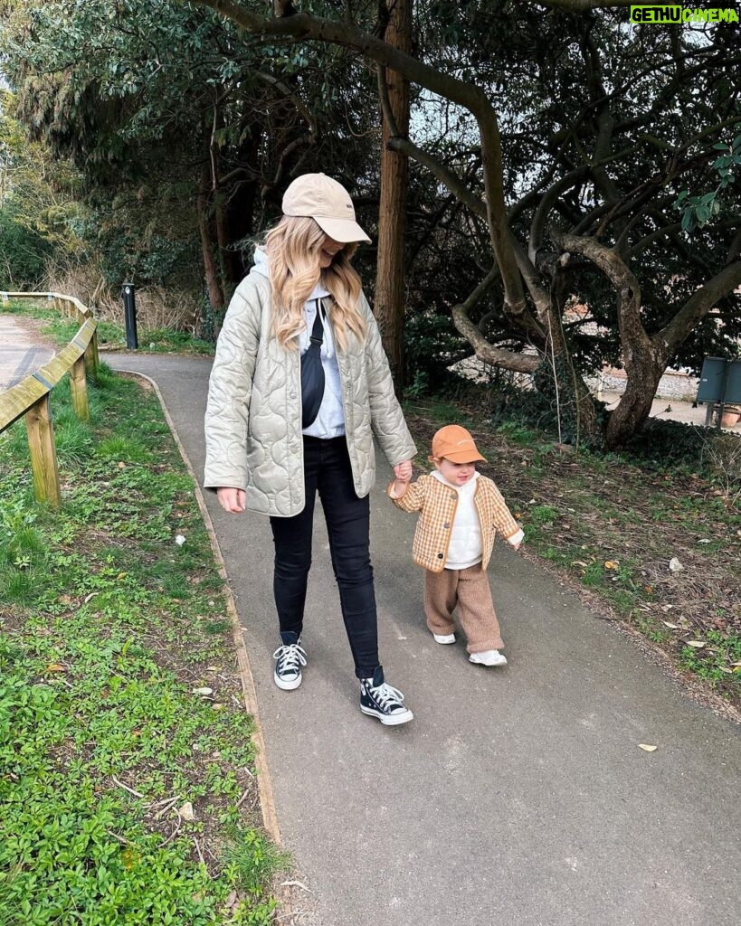 Zoe Sugg Instagram - This weeks highlights feature some actual SUN which instantly made it a 10/10 ☀️ 1. Family photo! It was cap day & we all got the memo 🧢 Otties little face here 🥹 2. Black and white makes everything cuter 3. Sometimes I dress Ottie & then it inspires my own outfit or visa versa, here is an example! 😂 id love her coat in adult size though, so lovely! 4. Crème egg in the bath, pure heaven😋 5. Walks with @diannebuswell & @joe_sugg 6. My work wife for life @maddiechester 7. Magnolia has blossomed 😍 8. Playing in the garden! 9. Posting her Easter cards 🐰 10. Easter hamper providing all the entertainment this weekend! 🙌🏼 Hope you’ve had a lovely week & have an amazing Easter Sunday whatever you are doing ♥️