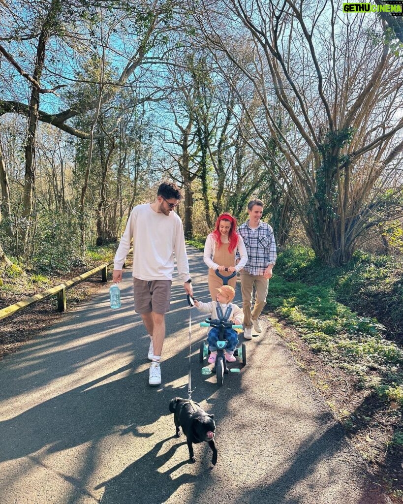 Zoe Sugg Instagram - This weeks highlights feature some actual SUN which instantly made it a 10/10 ☀️ 1. Family photo! It was cap day & we all got the memo 🧢 Otties little face here 🥹 2. Black and white makes everything cuter 3. Sometimes I dress Ottie & then it inspires my own outfit or visa versa, here is an example! 😂 id love her coat in adult size though, so lovely! 4. Crème egg in the bath, pure heaven😋 5. Walks with @diannebuswell & @joe_sugg 6. My work wife for life @maddiechester 7. Magnolia has blossomed 😍 8. Playing in the garden! 9. Posting her Easter cards 🐰 10. Easter hamper providing all the entertainment this weekend! 🙌🏼 Hope you’ve had a lovely week & have an amazing Easter Sunday whatever you are doing ♥️