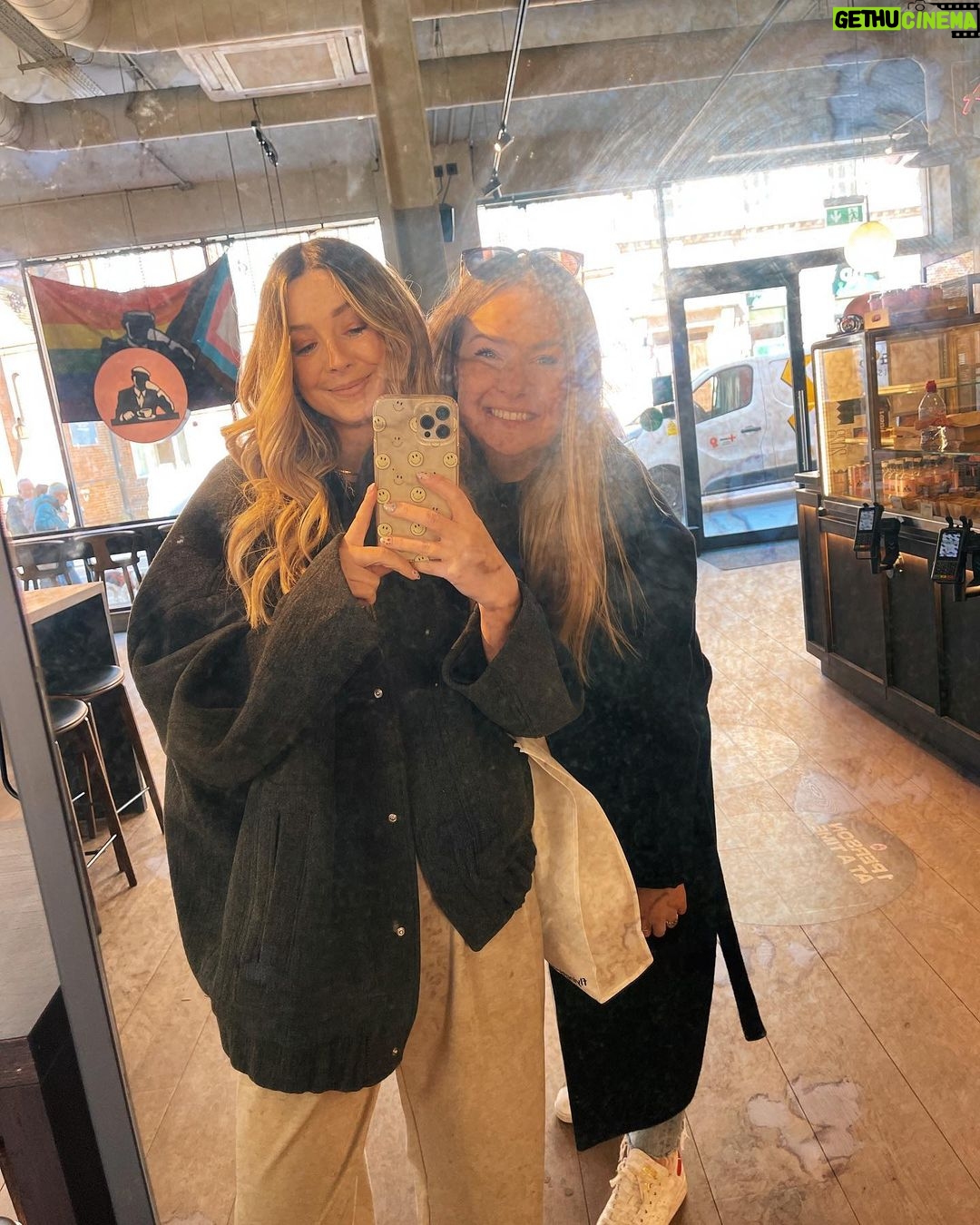 Zoe Sugg Instagram - This weeks highlights feature some actual SUN which instantly made it a 10/10 ☀️ 1. Family photo! It was cap day & we all got the memo 🧢 Otties little face here 🥹 2. Black and white makes everything cuter 3. Sometimes I dress Ottie & then it inspires my own outfit or visa versa, here is an example! 😂 id love her coat in adult size though, so lovely! 4. Crème egg in the bath, pure heaven😋 5. Walks with @diannebuswell & @joe_sugg 6. My work wife for life @maddiechester 7. Magnolia has blossomed 😍 8. Playing in the garden! 9. Posting her Easter cards 🐰 10. Easter hamper providing all the entertainment this weekend! 🙌🏼 Hope you’ve had a lovely week & have an amazing Easter Sunday whatever you are doing ♥️