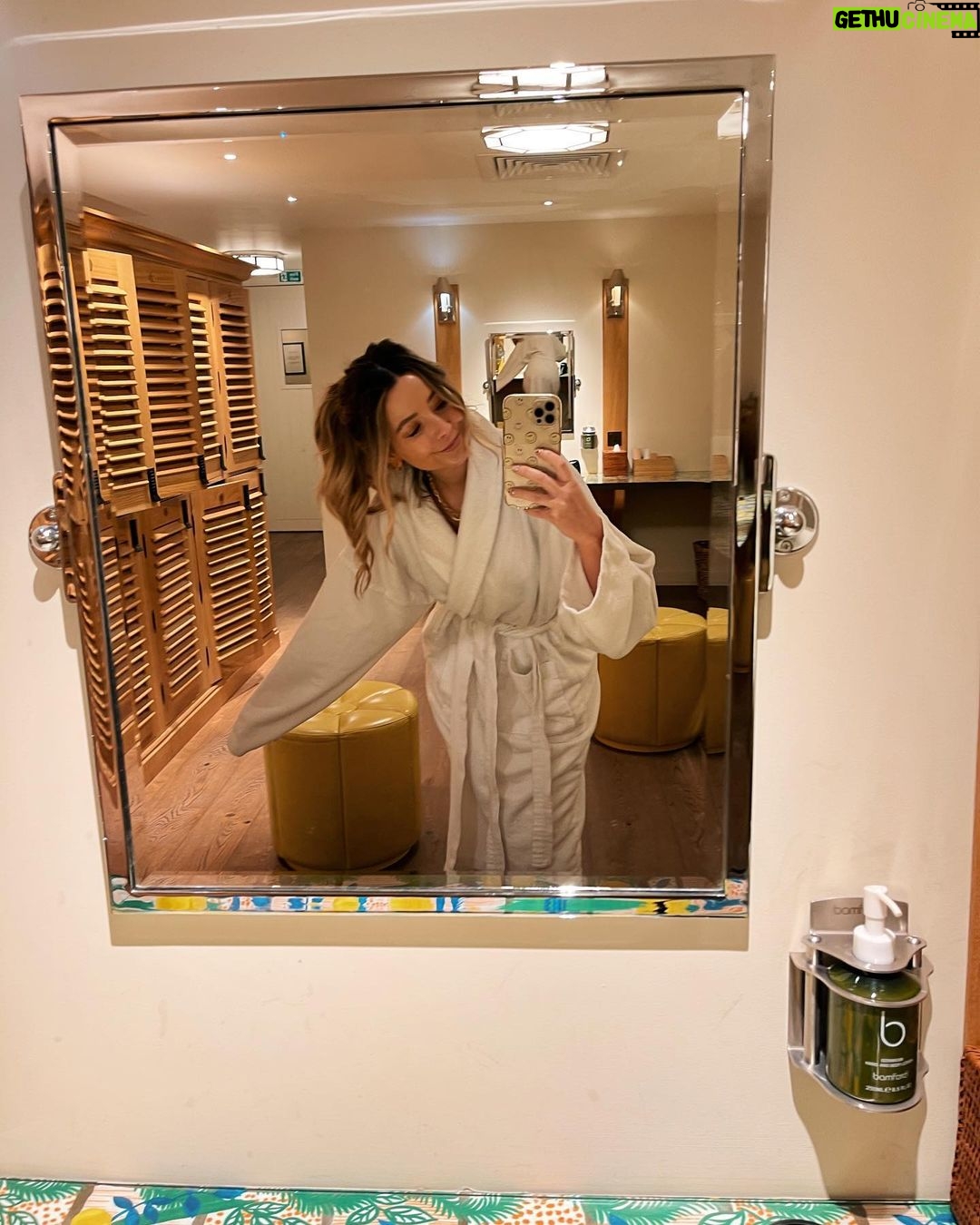 Zoe Sugg Instagram - I have to say, doing these weekly recaps really highlights how fast time passes (Sunday feels like it comes around so quickly!) It also encourages me to find slithers of joy in every day, even the days where I feel like I haven’t done or achieved much, it’s the small things that you feel really grateful for ♥️ I would really encourage doing it, whether you post online or just keep the photos or moments for yourself, just write down 10 things/moments/people that made you smile. As someone who has shared snippets of my life online for the past 15 years (side note: woah) looking back on things like this are also so lovely! 1. Birthday morning with my two girls ♥️ 2. Spa mirror shot before heading to my massage & facial (which was amazing) 3. Family @joe_sugg 🥰 4. Feeling the birthday love with all my cards and flowers 🌷 5. Garden of posies 6. Sleepy Nala 7. Garden Center visit in her peppa pig shoes ☺️ 8. Breakfast with her bestie @markyyferris 9. Someones cat came to say hello in the garden! 10. Helping Daddy in the veg patch @alfiedeyes (Alfie very much dressed for a spring he hopes for, Ottie very much dressed for the spring we are having) Hope your week was magical ✨