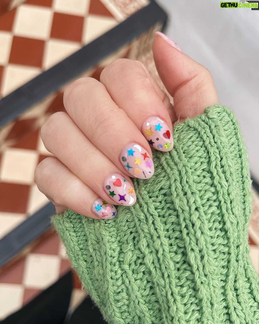 Zoe Sugg Instagram - Birthday nails for next week ✨ probably my favourites so far, they remind me of the sticker earrings we all wore in the 90’s as kids and I couldn’t be more obsessed!