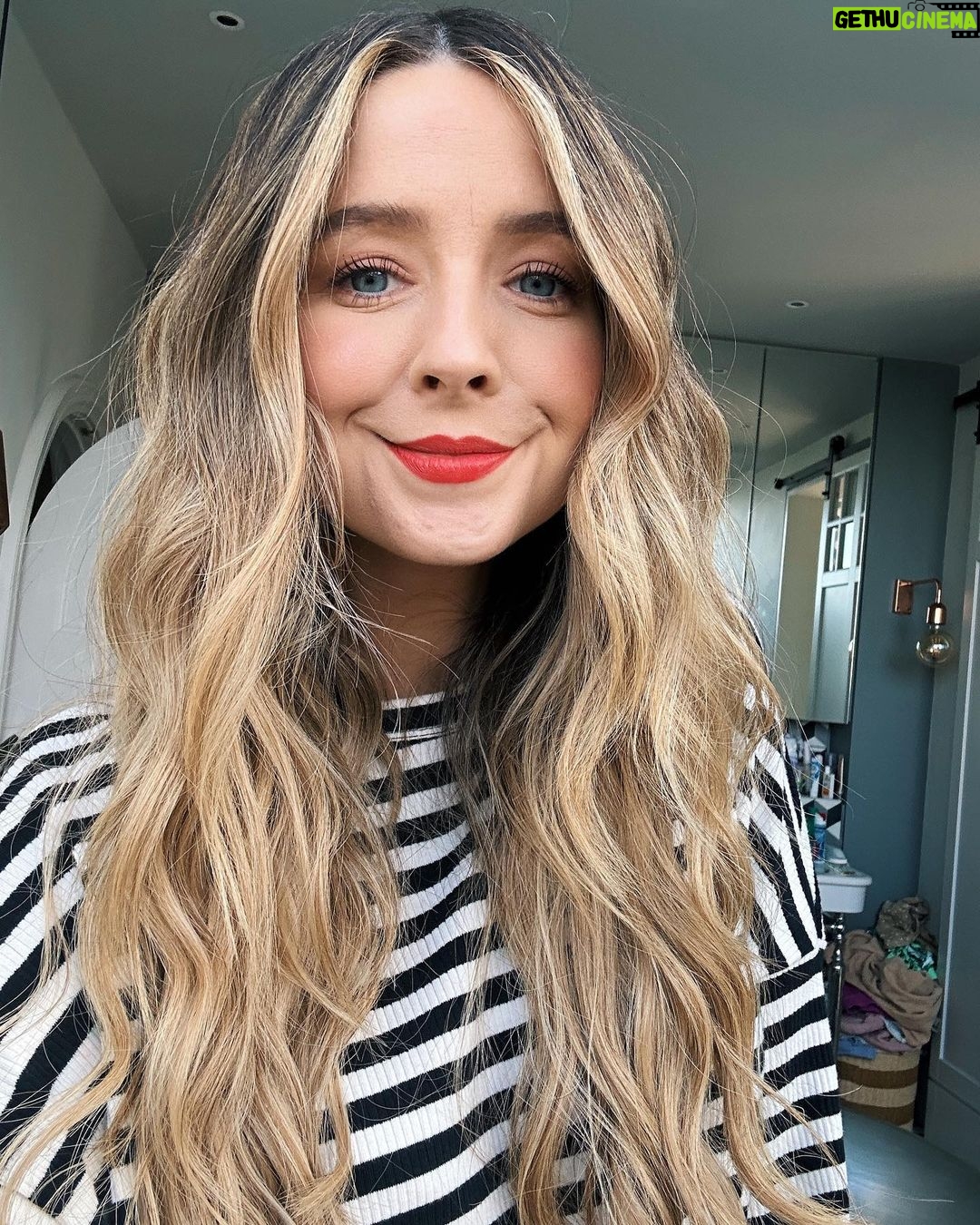 Zoe Sugg Instagram - It’s been a while since I posted a selfie so here is one featuring Otties overflowing wash basket in the background 😅