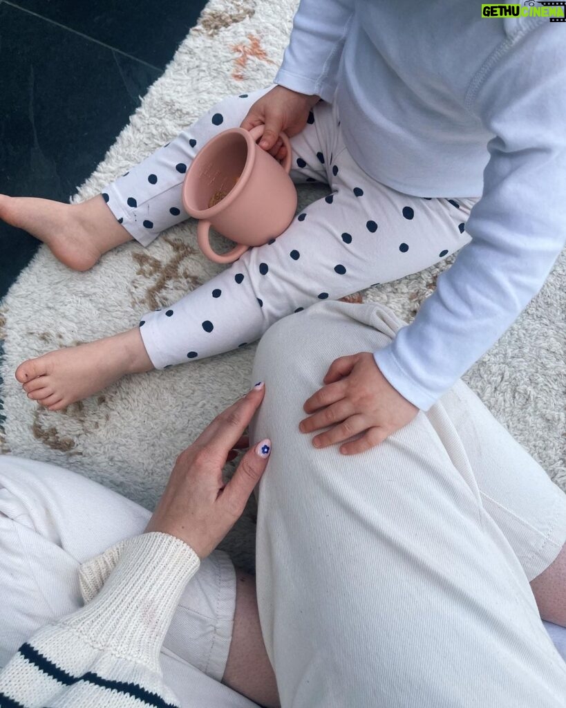 Zoe Sugg Instagram - Happy Sunday ✨ back with another highlights of the week post. This week we had a few lovely play dates & managed to get outside a lot! Spring feels like it’s in the air at the moment and that makes me so happy! (Besides the last few days which were FREEZING!) 1. Ottie’s little hand on my leg whilst we watched a film with her snacks. Absolutely melted my heart ♥️ 2. Garden Center trip with Nanny & Grandad! Sniffing all the flowers 🌸 3. Family walks 4. Sketch with @maddiechester & @dani_cox3 5. Trying on my sunglasses 🥲 6. A morning of antics with her pal Ralph 7. In the office with @alfiedeyes 8. Spring blooms 💐 9. Fun on the farm with @alfiedeyes @jimchapman @sarah.tarleton & Margot 10. Hide and seek with Ottie 👀