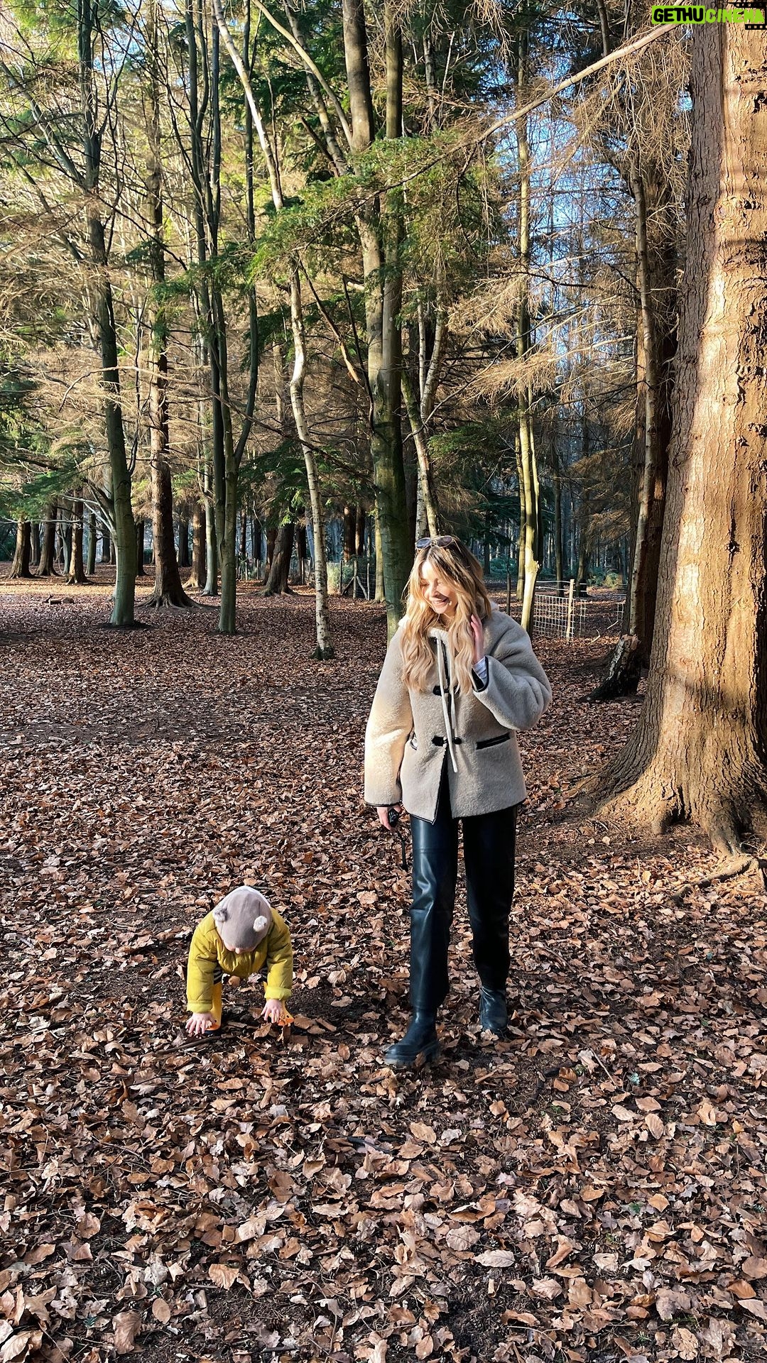 Zoe Sugg Instagram - Winter walks with family ♥️