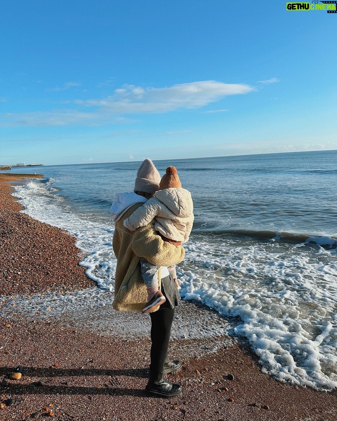 Zoe Sugg Instagram - Some snaps from our afternoon beach walk! Ottie wasn’t too sure about the sea this time, but the ice cream went down well 😅 More afternoons like this in 2023 please! ♥️