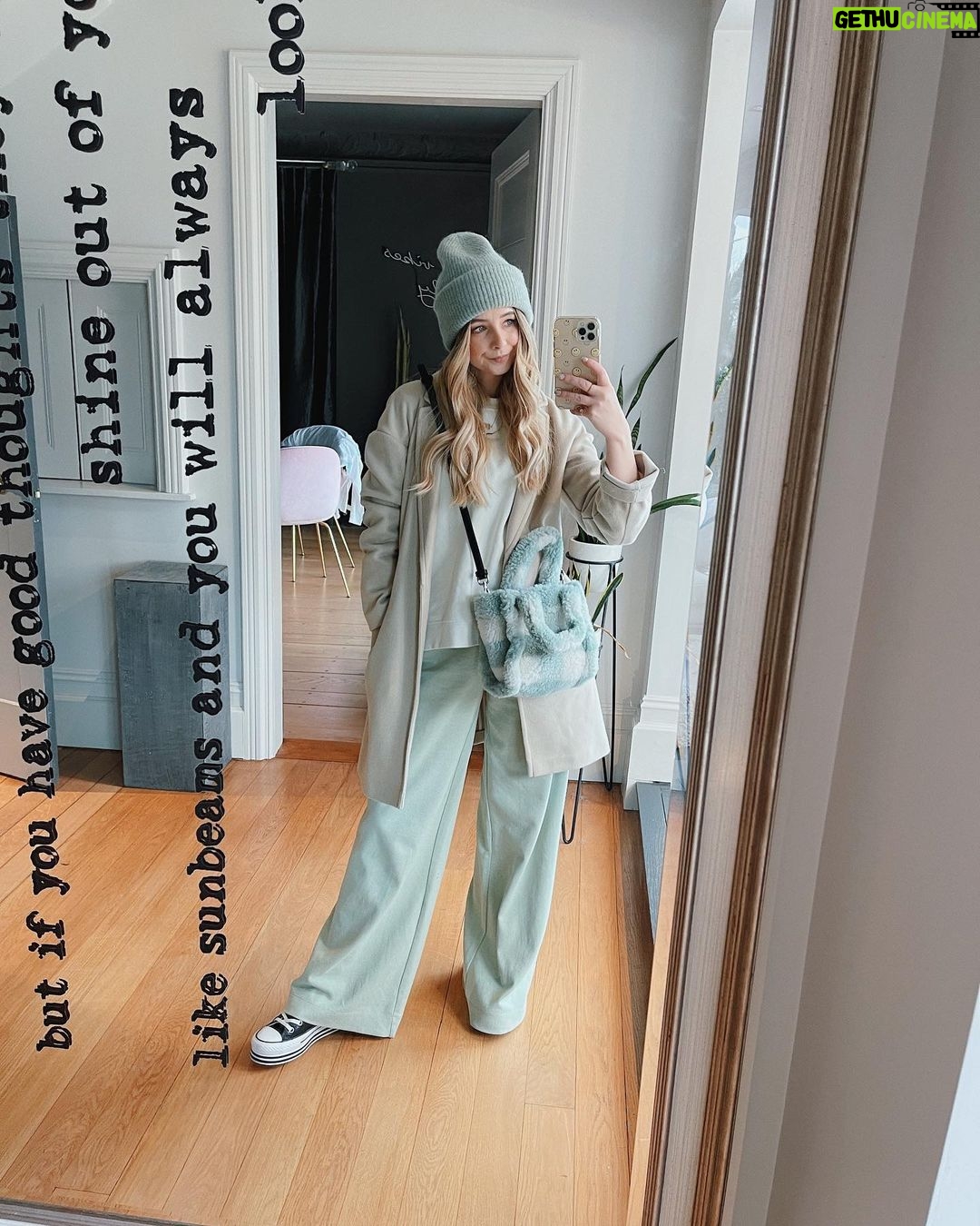 Zoe Sugg Instagram - I wasn’t wearing a tracksuit or PJ bottoms today so gave this outfit the moment it deserved on the feed 😅 links in stories and highlight on my profile ✨