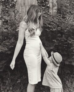 Zoe Sugg Instagram - Big sister love already kicking in! 💕