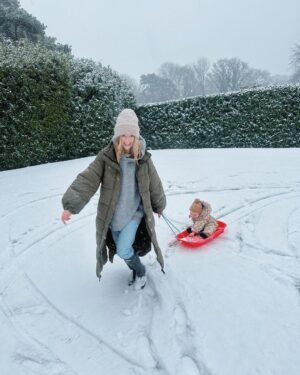 Zoe Sugg Instagram - Ottie’s first snow! (Also I think it’s the first time it’s snowed during vlogmas?) 🌨️
 p.s. we did put mittens on her and they lasted all of 5 mins before she shook them off and didn’t want to wear them anymore. HOW do you get toddlers to wear mittens/gloves? 😂🫠