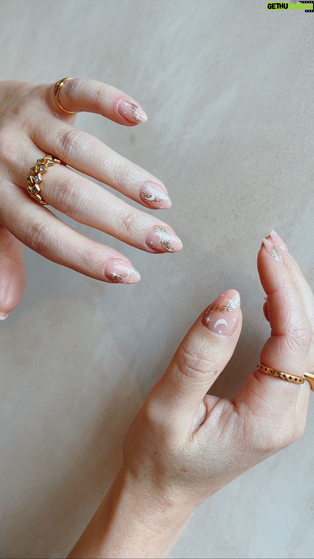 Zoe Sugg Instagram - New nails courtesy of @bw.nails at @bw.collective11 ✨ We switched out the autumn vibes with something that felt a bit more sparkly and festive. I’m obsessed with them!