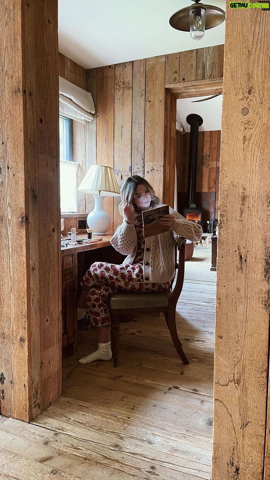 Zoe Sugg Instagram - A mini makeup GRWM ✨ About to head home after 2 lovely days at @sohohouseuk farmhouse! All put together by @poppydeyes who asked if she could film a reel of me doing my makeup so you can thank her for her filming & editing skillzzz 🤣