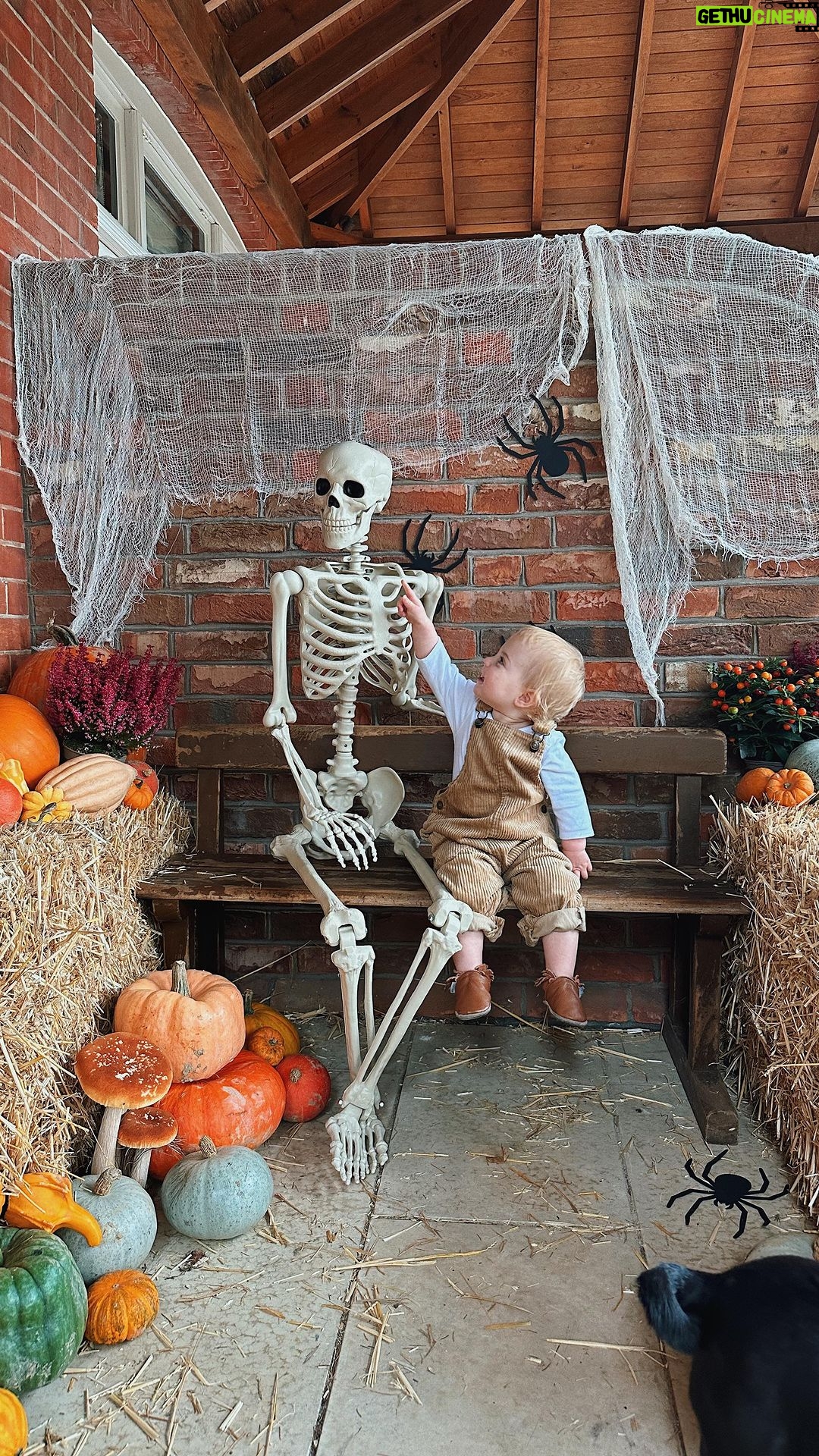 Zoe Sugg Instagram - Halloween porch 2022 🎃 I LOVE IT! Thanks @tulleyspyopumpkins for the hay bales, pumpkins & squashes 🙌🏼