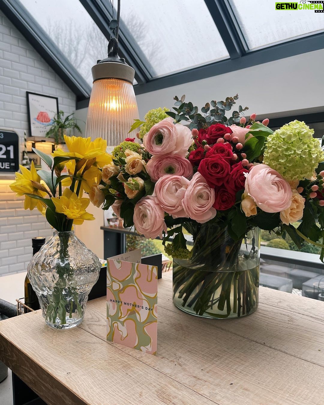 Zoe Sugg Instagram - This weeks camera roll highlights are some of my favourite. Lots of lovely memories made ✨ 1. Ottie likes hiding under the tablecloth once she’s finished her meals 🥰 2. Gorgeous Mother’s Day flowers from @alfiedeyes & Ottie ♥️ 3. Planting flowers in O’s playhouse pots with Nana @traceysugg & Nala 4. Birthday team lunch with @dani_cox3 at @tutto.uk which was DELICIOUS! I already want to go back 5. They brought out a chocolate truffle with a candle for us at the end of the meal which was sweet, although by this point we were absolutely stuffed! 🤪 6. Date night with @alfiedeyes at the cinema to see Louis Tomlinsons new film! We really enjoyed it! 7. Breakfast at @oeuf.cafe, always an absolute joy!! 8. Post breakfast stroll along the seafront in gale force winds! 9. The pretty sequins @bw.nails used on my nails (see previous post) 10. Having a bit of a green moment and loved this co-ord from @mango Hope you’ve also had a lovely week ✨