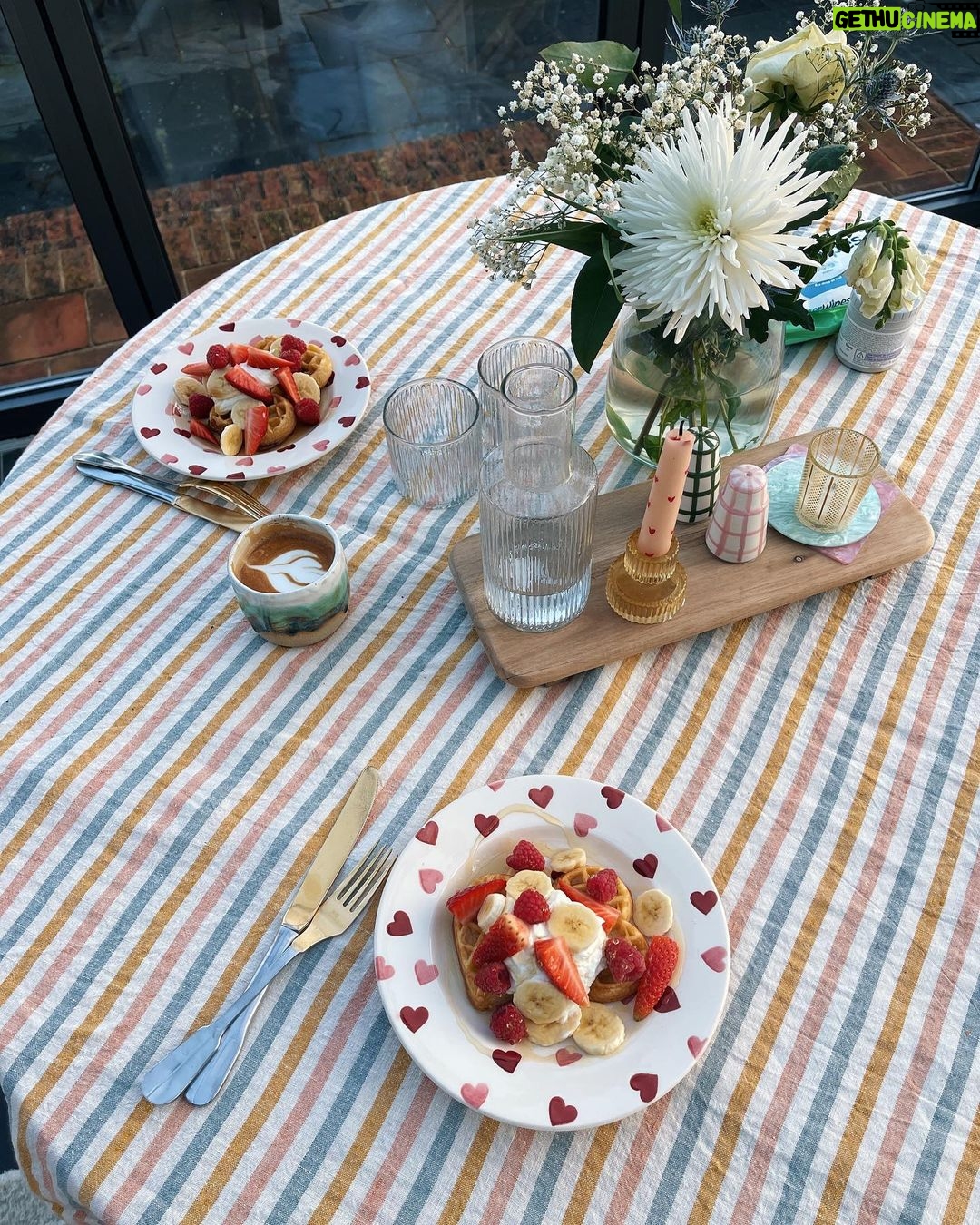 Zoe Sugg Instagram - Totally forgot to share some snaps from Valentine’s Day last week. Was going to include a few in my weekly roundup but there were so many I thought they deserved their own post ❣️ 1. Heart Pjs by @nextofficial (ad gift) 2. Heart shaped waffles for breakfast 3. Jealous of Ottie’s outfit! 4. Card from my fave gal @poppydeyes 5. Off on a date 6. That jawline @alfiedeyes 7. The reason I mostly don’t have a jawline… 😂 8. Chillin’ 9. Sea view 10. Heading home with the rest of my pizza in a box that @alfiedeyes carried for me because he’s a gent 😂 A happy love-filled day! (Much like any other to be honest, but we definitely made a bit more effort which was so lovely!)