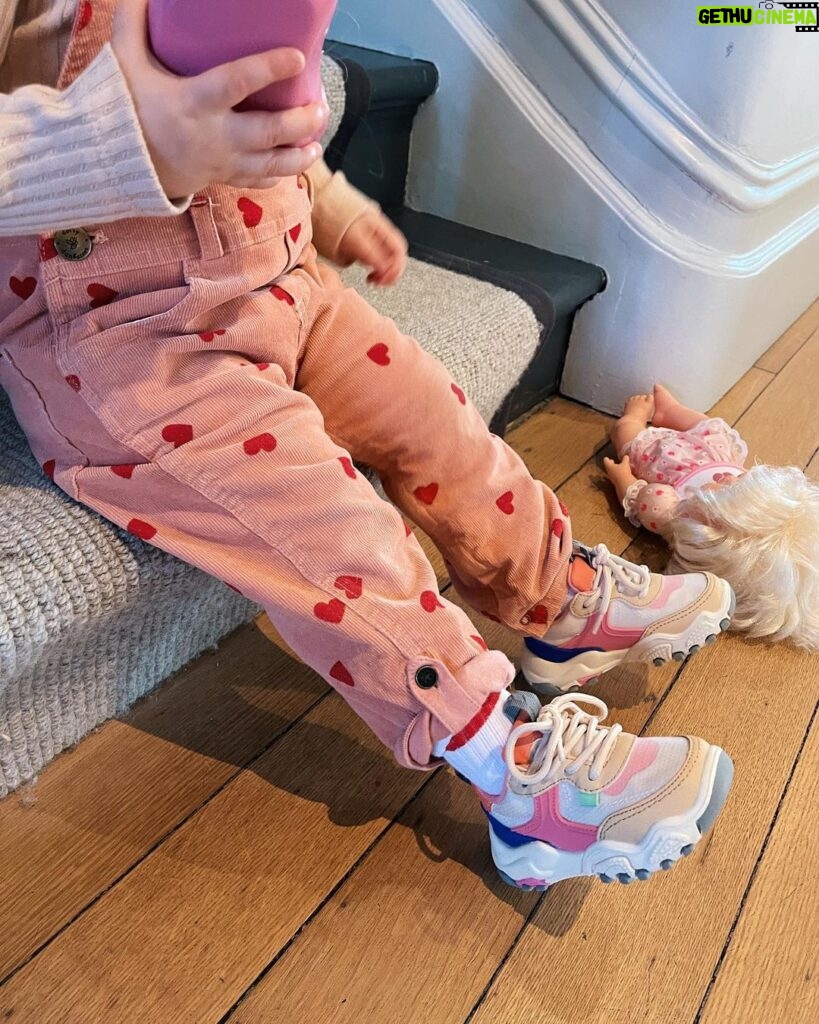 Zoe Sugg Instagram - Totally forgot to share some snaps from Valentine’s Day last week. Was going to include a few in my weekly roundup but there were so many I thought they deserved their own post ❣️ 1. Heart Pjs by @nextofficial (ad gift) 2. Heart shaped waffles for breakfast 3. Jealous of Ottie’s outfit! 4. Card from my fave gal @poppydeyes 5. Off on a date 6. That jawline @alfiedeyes 7. The reason I mostly don’t have a jawline… 😂 8. Chillin’ 9. Sea view 10. Heading home with the rest of my pizza in a box that @alfiedeyes carried for me because he’s a gent 😂 A happy love-filled day! (Much like any other to be honest, but we definitely made a bit more effort which was so lovely!)