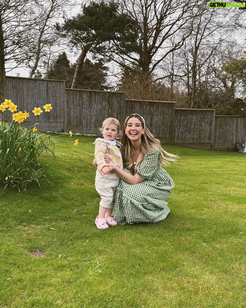 Zoe Sugg Instagram - A little run down of yesterday because I got some very cute snaps 🐰 We had all the family round and did a roast & epic egg hunt (you can watch my new YouTube video to see the prep) Just had one of those afternoons where I felt so lucky & grateful to have such amazing family (especially for Ottie, she’s always in her absolute element having everyone around her & seeing her little face light up all day just made me want to cry with happiness) 1. Obviously spent most of our time in the garden, Otties favourite place to be! 2. The table! 3. Genuinely think spring flowers are my favourite 4. My favourite moment all day was turning around to see Ottie surrounded by all her aunties and uncles who she NEVER stops talking about when they’re not here & loves so much! One day she will realise just how lucky she is to have them all ♥️ 5. Dinner! (No, that’s not my fork… haha) 6. Reading her Easter Peppa Pig book with Auntie Pops 7. All the desserts courtesy of @amandadeyes @traceysugg & @diannebuswell - we’ve got a salted caramel cheese cake, a banana & hot cross bun sticky toffee cake & an Easter bunny cake!! 8. Obsessed with Nanny’s glasses! 9. The eggs for the hunt! 10. Ottie doing her egg hunt! 🥲