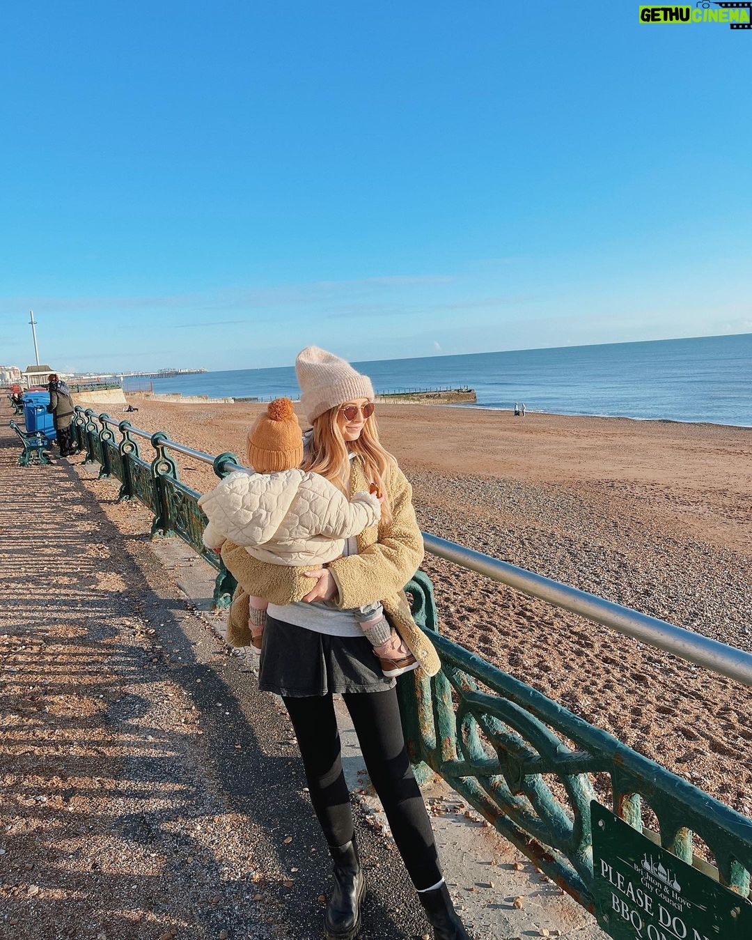 Zoe Sugg Instagram - Some snaps from our afternoon beach walk! Ottie wasn’t too sure about the sea this time, but the ice cream went down well 😅 More afternoons like this in 2023 please! ♥️