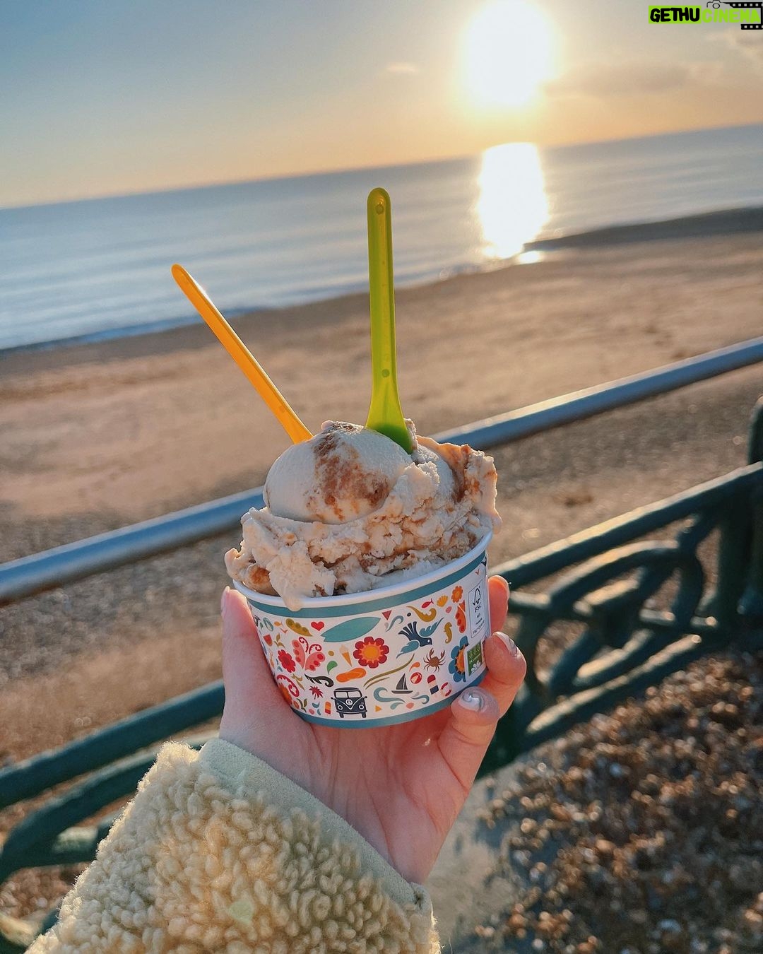 Zoe Sugg Instagram - Some snaps from our afternoon beach walk! Ottie wasn’t too sure about the sea this time, but the ice cream went down well 😅 More afternoons like this in 2023 please! ♥️