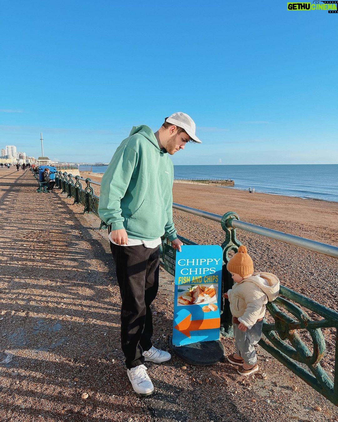 Zoe Sugg Instagram - Some snaps from our afternoon beach walk! Ottie wasn’t too sure about the sea this time, but the ice cream went down well 😅 More afternoons like this in 2023 please! ♥️
