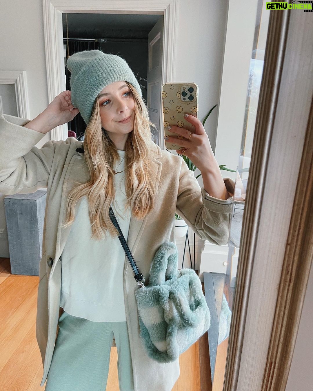 Zoe Sugg Instagram - I wasn’t wearing a tracksuit or PJ bottoms today so gave this outfit the moment it deserved on the feed 😅 links in stories and highlight on my profile ✨