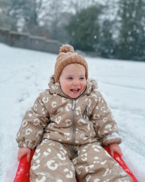 Zoe Sugg Instagram - Ottie’s first snow! (Also I think it’s the first time it’s snowed during vlogmas?) 🌨️
 p.s. we did put mittens on her and they lasted all of 5 mins before she shook them off and didn’t want to wear them anymore. HOW do you get toddlers to wear mittens/gloves? 😂🫠