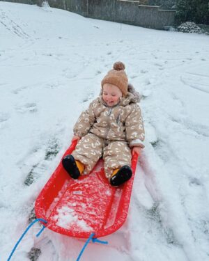 Zoe Sugg Instagram - Ottie’s first snow! (Also I think it’s the first time it’s snowed during vlogmas?) 🌨️
 p.s. we did put mittens on her and they lasted all of 5 mins before she shook them off and didn’t want to wear them anymore. HOW do you get toddlers to wear mittens/gloves? 😂🫠