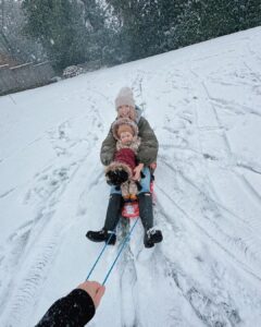 Zoe Sugg Instagram - Ottie’s first snow! (Also I think it’s the first time it’s snowed during vlogmas?) 🌨️ p.s. we did put mittens on her and they lasted all of 5 mins before she shook them off and didn’t want to wear them anymore. HOW do you get toddlers to wear mittens/gloves? 😂🫠