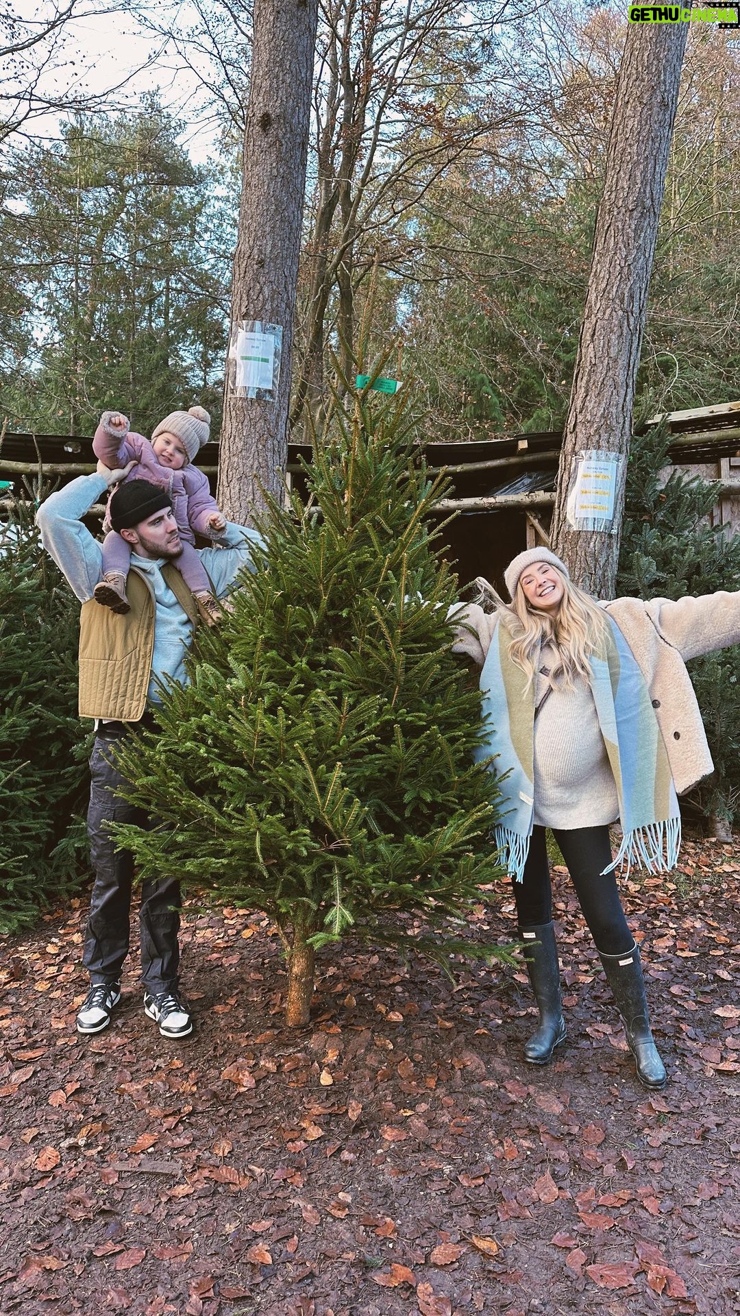 Zoe Sugg Instagram - Getting the Christmas tree is always one of my favourite days of the year 🎄