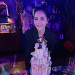 Zoe Tay Instagram – 🎊🎊🎈🎂♥️🎂🎈🎊🎊
今年又与这值得的人间多相处了一年。🍰
🎊吃蛋糕日🎂🎊
愿每一步都活成自己喜欢的样子。

#过生日要开心 
#birthdaycelebration 
#lovelifeloveall 
#有缘千里来相会 
#谢谢你出现在我的行程里 
#朋友可遇不可求
#珍惜♥️感恩 
#长一岁长一智 ✌🏻
#无忧无虑无病无痛♥️
#摩羯座capricorn♑ 
#过生日要有仪式感💕 
#幸福其实很简单🐒🐑🐥🐽🐯 
#保持初心莫忘初衷 
#生日愿望很简单 
#健康体魄活的精彩 

#ZoeTay #鄭惠玉 #惠声玉影  #佐伊の語 Singapore
