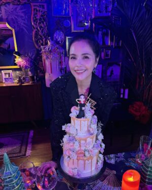 Zoe Tay Instagram - 🎊🎊🎈🎂♥️🎂🎈🎊🎊
今年又与这值得的人间多相处了一年。🍰
🎊吃蛋糕日🎂🎊
愿每一步都活成自己喜欢的样子。

#过生日要开心 
#birthdaycelebration 
#lovelifeloveall 
#有缘千里来相会 
#谢谢你出现在我的行程里 
#朋友可遇不可求
#珍惜♥️感恩 
#长一岁长一智 ✌🏻
#无忧无虑无病无痛♥️
#摩羯座capricorn♑ 
#过生日要有仪式感💕 
#幸福其实很简单🐒🐑🐥🐽🐯 
#保持初心莫忘初衷 
#生日愿望很简单 
#健康体魄活的精彩 

#ZoeTay #鄭惠玉 #惠声玉影  #佐伊の語
