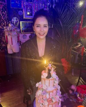 Zoe Tay Instagram - 🎊🎊🎈🎂♥️🎂🎈🎊🎊
今年又与这值得的人间多相处了一年。🍰
🎊吃蛋糕日🎂🎊
愿每一步都活成自己喜欢的样子。

#过生日要开心 
#birthdaycelebration 
#lovelifeloveall 
#有缘千里来相会 
#谢谢你出现在我的行程里 
#朋友可遇不可求
#珍惜♥️感恩 
#长一岁长一智 ✌🏻
#无忧无虑无病无痛♥️
#摩羯座capricorn♑ 
#过生日要有仪式感💕 
#幸福其实很简单🐒🐑🐥🐽🐯 
#保持初心莫忘初衷 
#生日愿望很简单 
#健康体魄活的精彩 

#ZoeTay #鄭惠玉 #惠声玉影  #佐伊の語