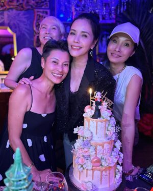 Zoe Tay Instagram - 🎊🎊🎈🎂♥️🎂🎈🎊🎊
今年又与这值得的人间多相处了一年。🍰
🎊吃蛋糕日🎂🎊
愿每一步都活成自己喜欢的样子。

#过生日要开心 
#birthdaycelebration 
#lovelifeloveall 
#有缘千里来相会 
#谢谢你出现在我的行程里 
#朋友可遇不可求
#珍惜♥️感恩 
#长一岁长一智 ✌🏻
#无忧无虑无病无痛♥️
#摩羯座capricorn♑ 
#过生日要有仪式感💕 
#幸福其实很简单🐒🐑🐥🐽🐯 
#保持初心莫忘初衷 
#生日愿望很简单 
#健康体魄活的精彩 

#ZoeTay #鄭惠玉 #惠声玉影  #佐伊の語