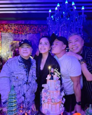 Zoe Tay Instagram - 🎊🎊🎈🎂♥️🎂🎈🎊🎊
今年又与这值得的人间多相处了一年。🍰
🎊吃蛋糕日🎂🎊
愿每一步都活成自己喜欢的样子。

#过生日要开心 
#birthdaycelebration 
#lovelifeloveall 
#有缘千里来相会 
#谢谢你出现在我的行程里 
#朋友可遇不可求
#珍惜♥️感恩 
#长一岁长一智 ✌🏻
#无忧无虑无病无痛♥️
#摩羯座capricorn♑ 
#过生日要有仪式感💕 
#幸福其实很简单🐒🐑🐥🐽🐯 
#保持初心莫忘初衷 
#生日愿望很简单 
#健康体魄活的精彩 

#ZoeTay #鄭惠玉 #惠声玉影  #佐伊の語