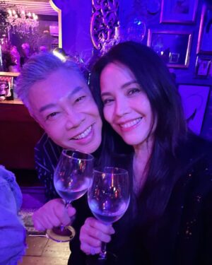 Zoe Tay Instagram - 🎊🎊🎈🎂♥️🎂🎈🎊🎊
今年又与这值得的人间多相处了一年。🍰
🎊吃蛋糕日🎂🎊
愿每一步都活成自己喜欢的样子。

#过生日要开心 
#birthdaycelebration 
#lovelifeloveall 
#有缘千里来相会 
#谢谢你出现在我的行程里 
#朋友可遇不可求
#珍惜♥️感恩 
#长一岁长一智 ✌🏻
#无忧无虑无病无痛♥️
#摩羯座capricorn♑ 
#过生日要有仪式感💕 
#幸福其实很简单🐒🐑🐥🐽🐯 
#保持初心莫忘初衷 
#生日愿望很简单 
#健康体魄活的精彩 

#ZoeTay #鄭惠玉 #惠声玉影  #佐伊の語