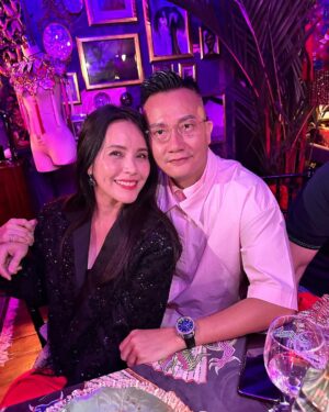 Zoe Tay Instagram - 🎊🎊🎈🎂♥️🎂🎈🎊🎊
今年又与这值得的人间多相处了一年。🍰
🎊吃蛋糕日🎂🎊
愿每一步都活成自己喜欢的样子。

#过生日要开心 
#birthdaycelebration 
#lovelifeloveall 
#有缘千里来相会 
#谢谢你出现在我的行程里 
#朋友可遇不可求
#珍惜♥️感恩 
#长一岁长一智 ✌🏻
#无忧无虑无病无痛♥️
#摩羯座capricorn♑ 
#过生日要有仪式感💕 
#幸福其实很简单🐒🐑🐥🐽🐯 
#保持初心莫忘初衷 
#生日愿望很简单 
#健康体魄活的精彩 

#ZoeTay #鄭惠玉 #惠声玉影  #佐伊の語