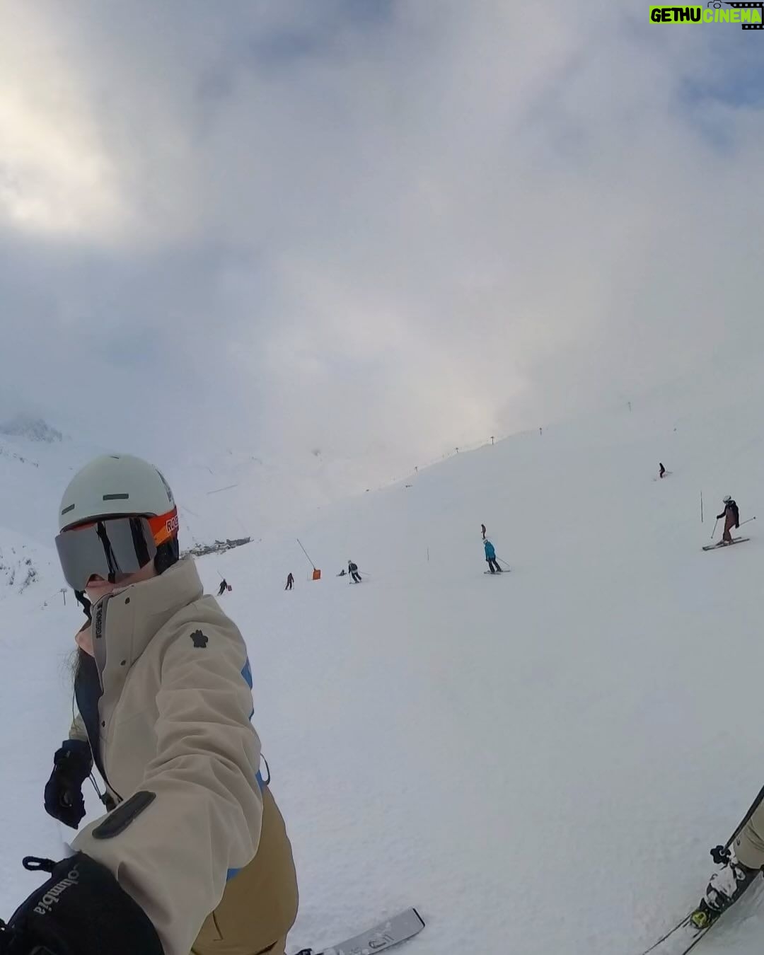 Zoe Tay Instagram - ❄️❄️🤍⛷️🎿🏂🤍❄️❄️ 买的新的相机,试着自己手持拍摄,ka lang ka bou 没拍到最好的效果,算了吧,还是交给蒋爷掌机吧!📹🎬 自从去年脚动了手术,就担心自己这次不能尽情放松地滑雪,让孩子们扫兴,脚康复还算是痊愈了,虽然是战战兢兢的,还是可尽兴享受地滑山风景了!⛷️🤍❄️😍 第一次到法国滑雪,天气还算不错,雪景优美怡人,雪山也刺激挑战。 Family holiday 2023🤍❄️ Happy to be back on the ski slopes .🎿♥️ Getting better each time, keep it up. France ski, fun ski. 🎿🤍🏂 #与家人有约❄️⛷️🤍🏂 #bondingtime❤️ #familtadventures #famikytrip2023 🤍 #happytobebacktoskiagain #滑雪⛷️好好玩但超累😥 #肌肉酸痛无力 😅 #缓缓滑行怕脚受伤😥 #康复了哦 #幸福其实很简单🐒🐑🐥🐽🐯 #ZoeTay #鄭惠玉 #惠声玉影 #佐伊の語 Club Med Tignes