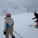 Zoe Tay Instagram - ❄️❄️🤍⛷️🎿🏂🤍❄️❄️ 买的新的相机，试着自己手持拍摄，ka lang ka bou 没拍到最好的效果，算了吧，还是交给蒋爷掌机吧！📹🎬 自从去年脚动了手术，就担心自己这次不能尽情放松地滑雪，让孩子们扫兴，脚康复还算是痊愈了，虽然是战战兢兢的，还是可尽兴享受地滑山风景了！⛷️🤍❄️😍 第一次到法国滑雪，天气还算不错，雪景优美怡人，雪山也刺激挑战。 Family holiday 2023🤍❄️ Happy to be back on the ski slopes .🎿♥️ Getting better each time, keep it up. France ski, fun ski. 🎿🤍🏂 #与家人有约❄️⛷️🤍🏂 #bondingtime❤️ #familtadventures #famikytrip2023 🤍 #happytobebacktoskiagain #滑雪⛷️好好玩但超累😥 #肌肉酸痛无力 😅 #缓缓滑行怕脚受伤😥 #康复了哦 #幸福其实很简单🐒🐑🐥🐽🐯 #ZoeTay #鄭惠玉 #惠声玉影 #佐伊の語 Club Med Tignes