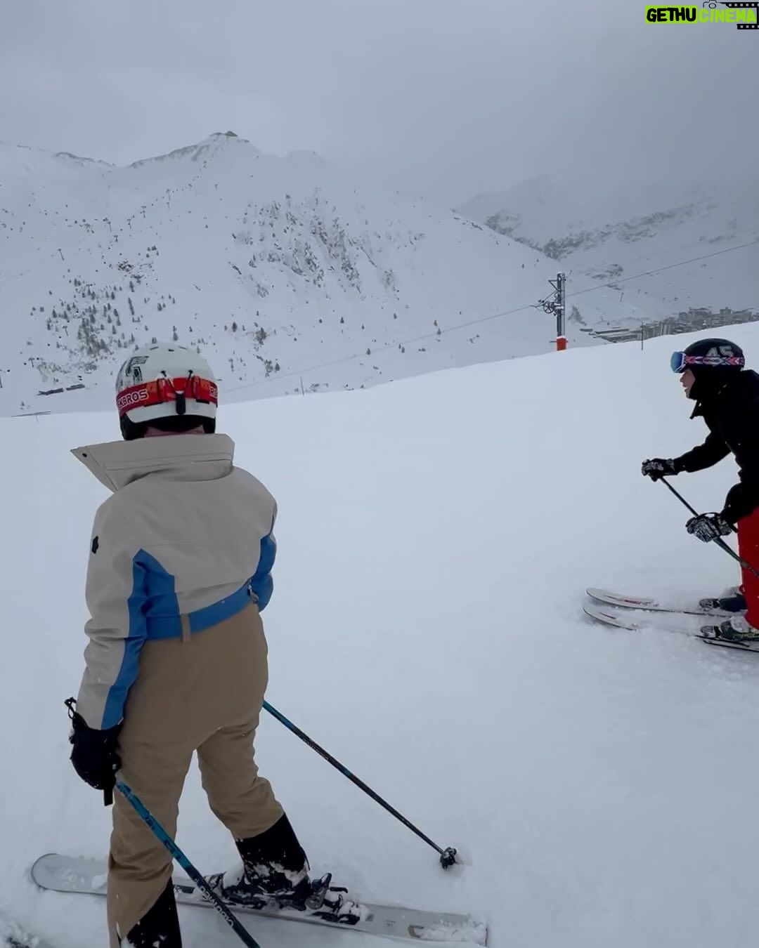 Zoe Tay Instagram - ❄️❄️🤍⛷️🎿🏂🤍❄️❄️ 买的新的相机,试着自己手持拍摄,ka lang ka bou 没拍到最好的效果,算了吧,还是交给蒋爷掌机吧!📹🎬 自从去年脚动了手术,就担心自己这次不能尽情放松地滑雪,让孩子们扫兴,脚康复还算是痊愈了,虽然是战战兢兢的,还是可尽兴享受地滑山风景了!⛷️🤍❄️😍 第一次到法国滑雪,天气还算不错,雪景优美怡人,雪山也刺激挑战。 Family holiday 2023🤍❄️ Happy to be back on the ski slopes .🎿♥️ Getting better each time, keep it up. France ski, fun ski. 🎿🤍🏂 #与家人有约❄️⛷️🤍🏂 #bondingtime❤️ #familtadventures #famikytrip2023 🤍 #happytobebacktoskiagain #滑雪⛷️好好玩但超累😥 #肌肉酸痛无力 😅 #缓缓滑行怕脚受伤😥 #康复了哦 #幸福其实很简单🐒🐑🐥🐽🐯 #ZoeTay #鄭惠玉 #惠声玉影 #佐伊の語 Club Med Tignes