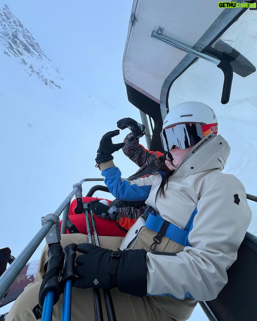 Zoe Tay Instagram - ❄️❄️🤍⛷️🎿🏂🤍❄️❄️ 买的新的相机,试着自己手持拍摄,ka lang ka bou 没拍到最好的效果,算了吧,还是交给蒋爷掌机吧!📹🎬 自从去年脚动了手术,就担心自己这次不能尽情放松地滑雪,让孩子们扫兴,脚康复还算是痊愈了,虽然是战战兢兢的,还是可尽兴享受地滑山风景了!⛷️🤍❄️😍 第一次到法国滑雪,天气还算不错,雪景优美怡人,雪山也刺激挑战。 Family holiday 2023🤍❄️ Happy to be back on the ski slopes .🎿♥️ Getting better each time, keep it up. France ski, fun ski. 🎿🤍🏂 #与家人有约❄️⛷️🤍🏂 #bondingtime❤️ #familtadventures #famikytrip2023 🤍 #happytobebacktoskiagain #滑雪⛷️好好玩但超累😥 #肌肉酸痛无力 😅 #缓缓滑行怕脚受伤😥 #康复了哦 #幸福其实很简单🐒🐑🐥🐽🐯 #ZoeTay #鄭惠玉 #惠声玉影 #佐伊の語 Club Med Tignes
