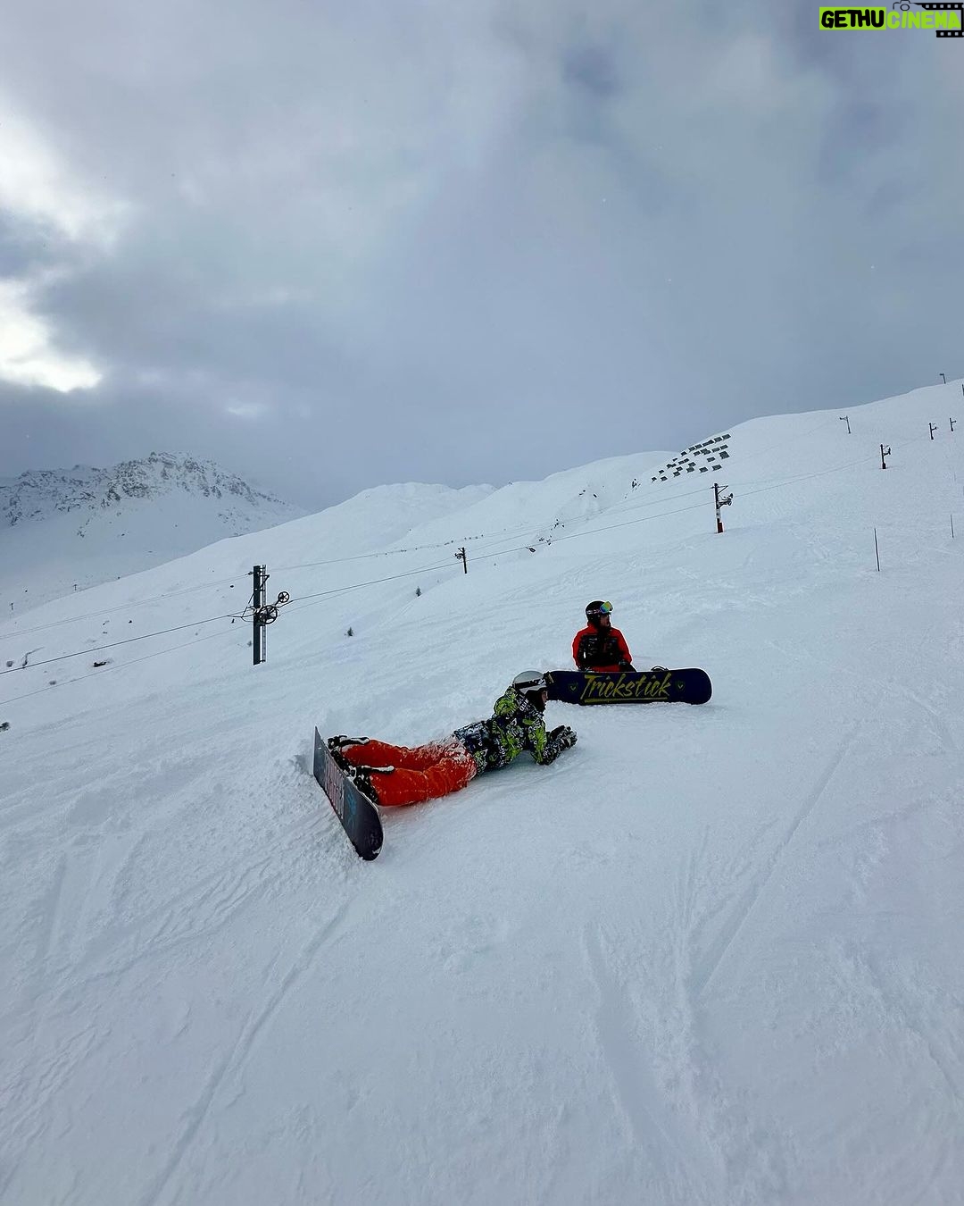 Zoe Tay Instagram - ❄️❄️🤍⛷️🎿🏂🤍❄️❄️ 买的新的相机,试着自己手持拍摄,ka lang ka bou 没拍到最好的效果,算了吧,还是交给蒋爷掌机吧!📹🎬 自从去年脚动了手术,就担心自己这次不能尽情放松地滑雪,让孩子们扫兴,脚康复还算是痊愈了,虽然是战战兢兢的,还是可尽兴享受地滑山风景了!⛷️🤍❄️😍 第一次到法国滑雪,天气还算不错,雪景优美怡人,雪山也刺激挑战。 Family holiday 2023🤍❄️ Happy to be back on the ski slopes .🎿♥️ Getting better each time, keep it up. France ski, fun ski. 🎿🤍🏂 #与家人有约❄️⛷️🤍🏂 #bondingtime❤️ #familtadventures #famikytrip2023 🤍 #happytobebacktoskiagain #滑雪⛷️好好玩但超累😥 #肌肉酸痛无力 😅 #缓缓滑行怕脚受伤😥 #康复了哦 #幸福其实很简单🐒🐑🐥🐽🐯 #ZoeTay #鄭惠玉 #惠声玉影 #佐伊の語 Club Med Tignes